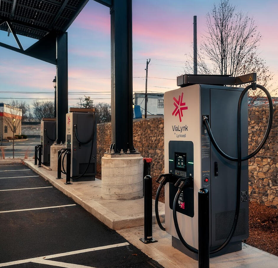 Shot of ViaLynk Level 3 DC charger that provides 150 kW to 350 kW charge to most EVs